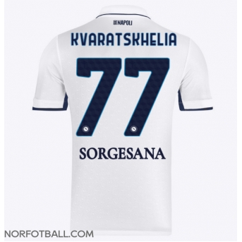 Billige Fotballdrakt SSC Napoli Khvicha Kvaratskhelia #77 Replika Bortedrakt 2024-25 Kortermet